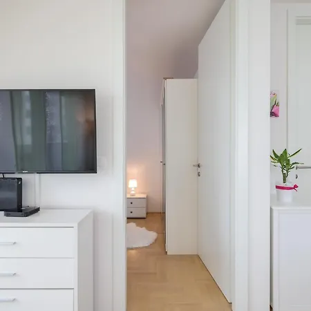 Cozy Niko - Private Parking And Balcony Lägenhet